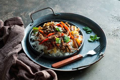 Comida latinoamericana Ropa Vieja con plátanos fritos y arroz carne