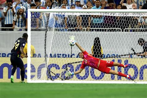 Emiliano Martínez Salvó A La Selección Argentina Y El Sueño De La Copa América Sigue Intacto