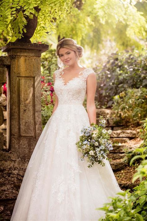 Fit and Flare Brautkleid in Nude mit 3D Spitze tiefem Plunge Ausschnitt und großem Cut out im