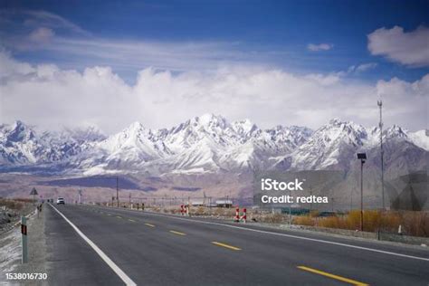 Snow Mountain Background Highway Di Pegunungan Pamir Jalan Aspal Kosong ...