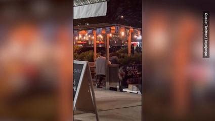 Paar Hat Sex In Restaurant Und Fast Niemand Bemerkt Es Doch Eine Passantin Filmt Heimlich
