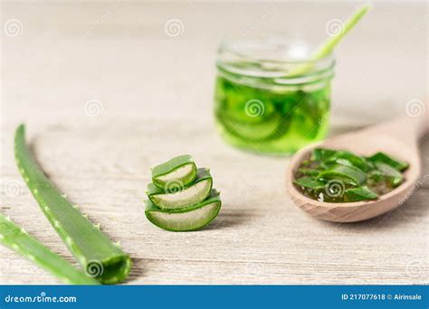 Rebanadas Y Gel De Tallo De Planta Fresca De Aloe Vera Foto De Archivo