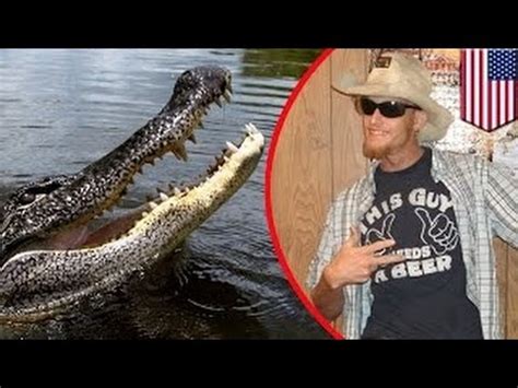 Аллигатор загрыз парня, дразнившего аллигаторов - YouTube
