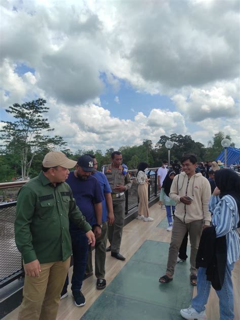 Libur Lebaran Ribuan Pengunjung Padati Skywalk Tengku Buwang Asmara