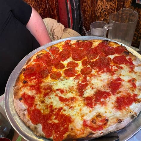 Thomas Rorick S Pizza Review At John S Of Bleecker Street One Bite