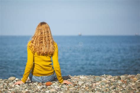 La Belle Fille Blonde S assied Sur La Plage Et Regarde Image stock Image du horizon géorgie