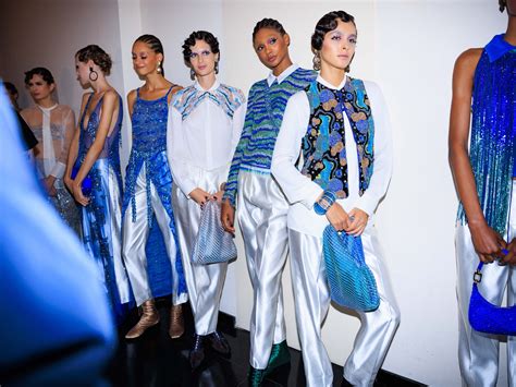 Dakota Johnson S Warm Brunette Hair And Rosy Nude Makeup Vogue