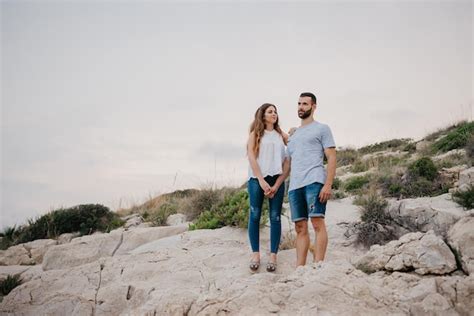 Um homem hispânico está segurando a mão de sua namorada latina na espanha Foto Premium