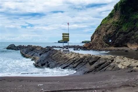 Pantai Watu Ulo Jember Disamping Keindahan Yang Eksotis Juga Memiliki