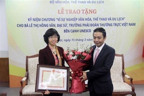 Former Ambassador Le Thi Hong Van Was Awarded The Medal For The Cause