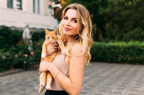 Jeune Femme Blonde Avec Un Petit Chat Photo Premium