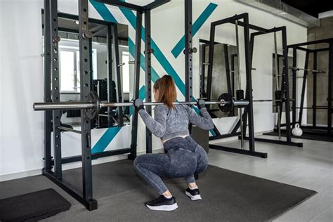 Hermosa Joven Haciendo Ejercicios Con Pesas En El Gimnasio Foto Premium