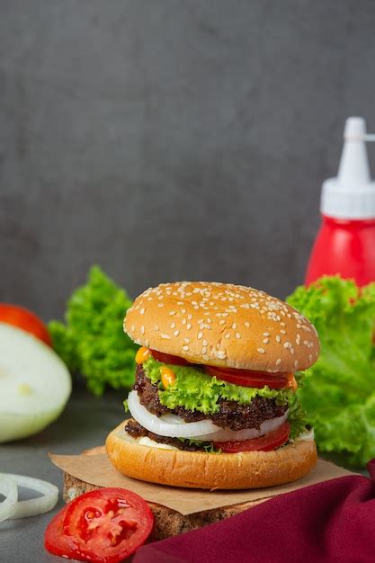 Hamburger Avec Viande Frite Tomates Cornichons Laitue Et Fromage