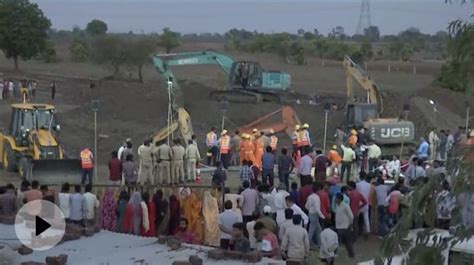 2 Year Old Girl Falls Into 300 Foot Deep Borewell In Madhya Pradesh