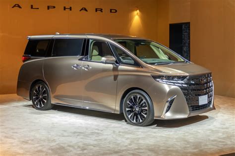 Минивэны Toyota Alphard и Vellfire новое поколение