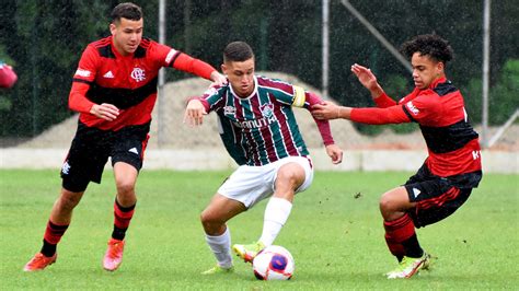 Normal Moleques De Xer M Batem O Flamengo E Assumem A Lideran A Do