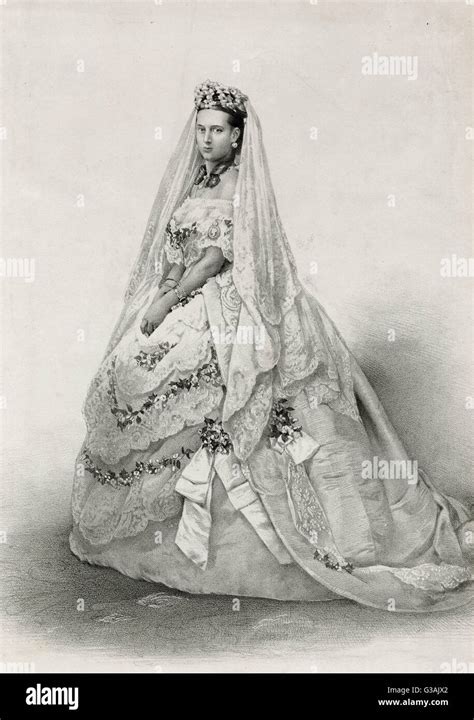 Queen Elizabeths Wedding Dress Five Fascinating Facts 55 Off