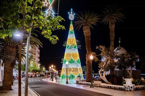 Arrecife ilumina la Navidad con el árbol más grande de Lanzarote