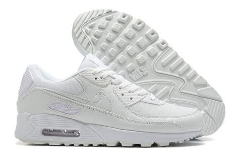 Air Max Triple White Vestindo A Quebrada