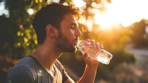 Un Litro De Agua Embotellada Puede Contener Hasta 240 000 Nanoplásticos Infobae