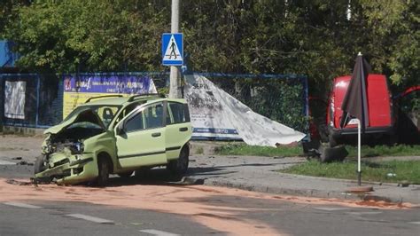 Wypadek Na Pradze Po Udnie Samochody Doszcz Tnie Zniszczone Tvn