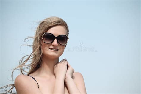 Mujer Joven Hermosa En Bikini En La Playa Soleada Foto De Archivo Imagen De Disfrute Adulto