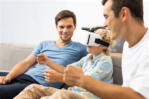 Casal gay da família lgbt filho adotivo pais homossexuais filho se divertindo em casa