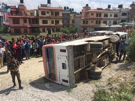 काठमाडौंको गोकर्णेश्वरमा बस दुर्घटना हुँदा एक जनाको मृत्यु २० घाइते