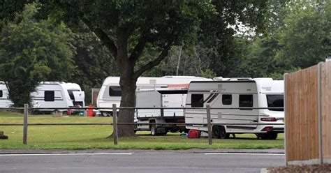 Large unauthorised Traveller encampment moves onto Shepperton park