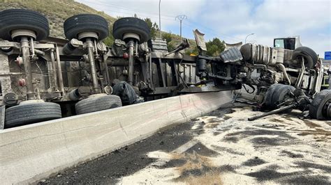 Tres Heridos Leves Al Volcar Un Camión De Grava En La A 4 De Entrada A