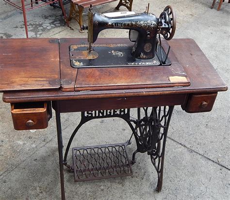 Antiga máquina de costura Singer gabinete em madeir