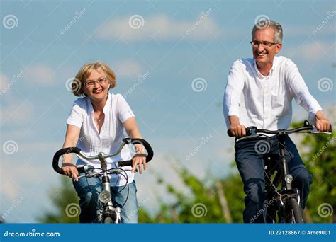 Pares Felices Que Completan Un Ciclo Al Aire Libre En Verano Imagen De