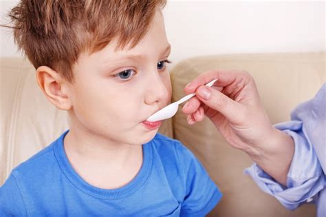 El niño esta enfermo mamá trata drogas Foto Premium