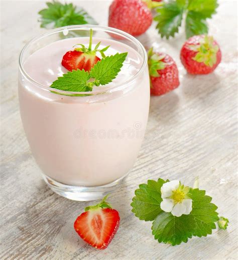 Yaourt de fraise image stock Image du lait rouge délicieux 13537243