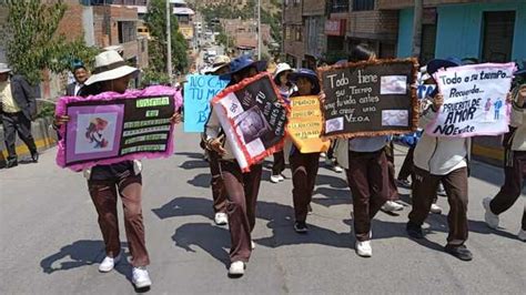 M S De Estudiantes Recorren Las Calles De Huancavelica Por La