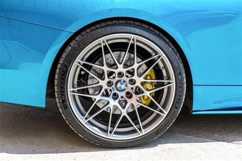 Rueda De BMW Con El Neum Tico Del Perfil Bajo De Michelin Foto