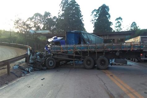 Acidente Entre Carretas Mata Uma Pessoa E Deixa Outra Ferida Na Br 040