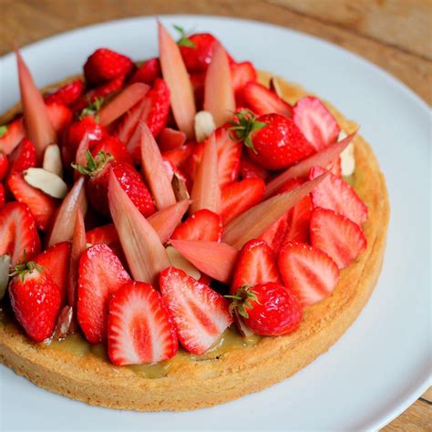 Tarte Rhubarbe Fraises Et Amandes De Claire Heitzler Avec Images