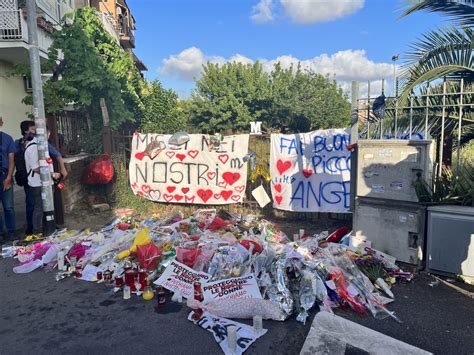 Roma In Centinaia Alla Fiaccolata Per Ricordare Michelle Causo La