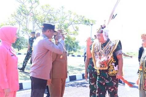 Kapolda Kaltim Sambut Kedatangan Kasad Di Bandara Sams Balikpapan