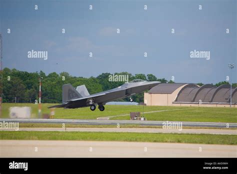 F-22 Raptor Taking Off Stock Photo - Alamy