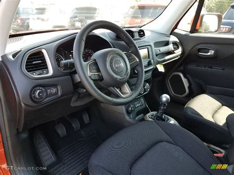 2017 Jeep Renegade Latitude 4x4 Interior Color Photos | GTCarLot.com