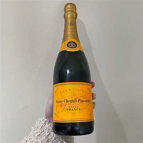 Veuve Clicquot Brut champagne Reviews | abillion