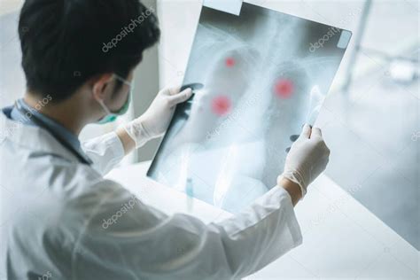 Médico Revisando La Radiografía De Tórax Del Paciente En El Hospital