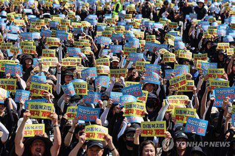 서이초 교사 49재 앞두고 교사 20만명 국회 앞 운집