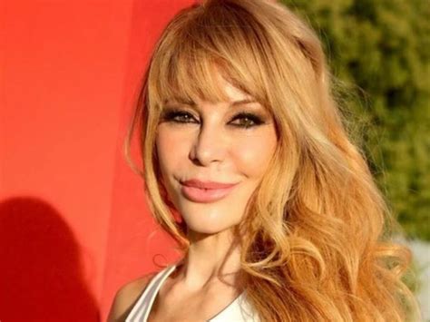 Me encanta el pícaro video de Graciela Alfano desde el balcón y con la bikini blanca de los