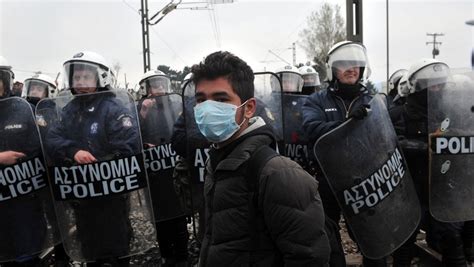 Migrants la police macédonienne tire des gaz lacrymogènes à Idomeni