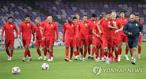 몸푸는 키르기스스탄 축구 대표팀 연합뉴스