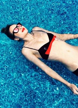 Emmy Rossum Shares Instagram Snap Showing Off Trim Bikini Body Daily Mail Online