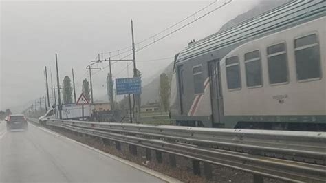 Le Sbarre Non Si Abbassano Arriva Il Treno E Si Ferma In Tempo Cronaca